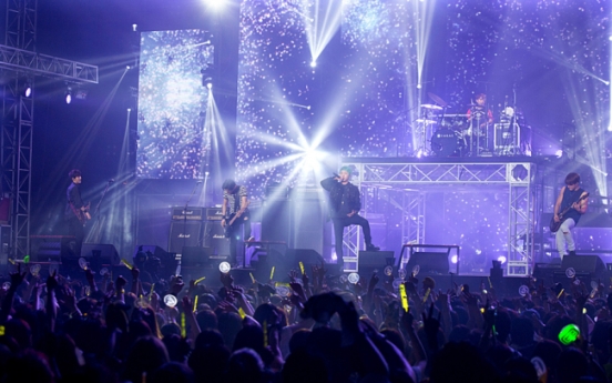 [Herald Review] Rock and champagne at FT Island concert