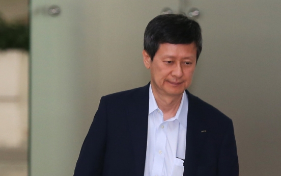 Ex-Lotte Holdings VP refuses to open personal information