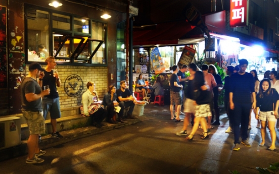 Itaewon sees rise of sidewalk drinking