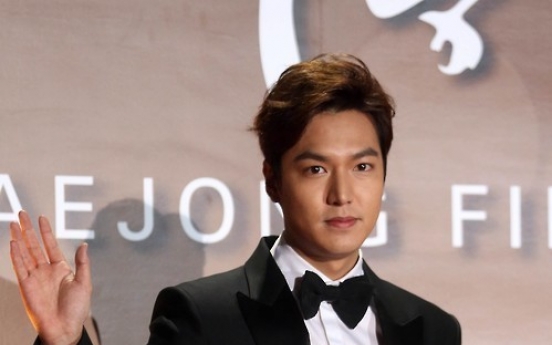 Lee Min-ho spotted en route to Shanghai