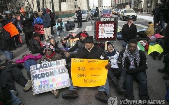 백인 경찰이 또…美 시카고, 흑인 총격살해 영상 공개