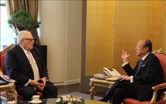 Hanwha chairman meets ex-Heritage Foundation chief