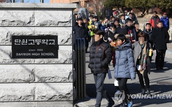 단원고 교장 교체에 학부모들 반발…몸싸움까지