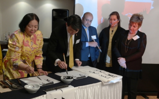 Foreign envoys get lesson in calligraphy