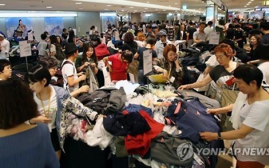 Korean household spending dips to record low in 2015