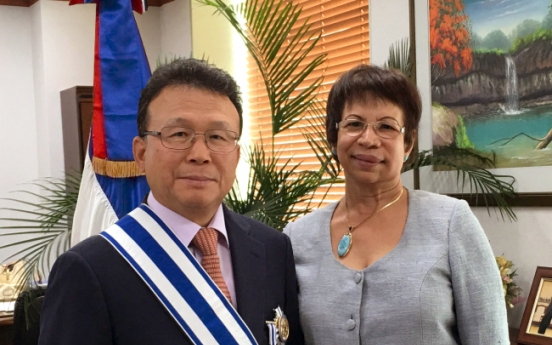 Dominica honors ex-Korean ambassador