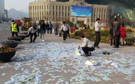 Koreans ignore scattered cash in downtown square