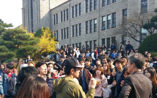 동국대 총학, 총장 차량 둘러싸고 2시간여 대치... 29일 공개면담 갖기로