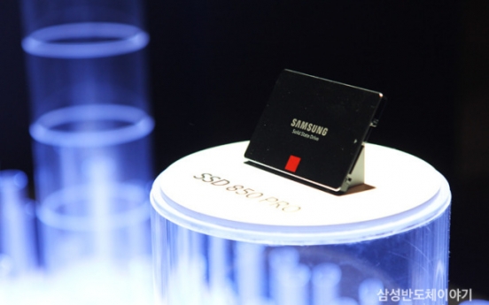 Samsung expands presence in chips, loses ground in handsets