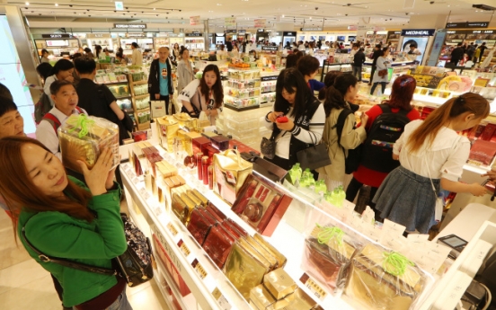 [Photo News] Chinese holiday shoppers flock to Korean duty-free stores