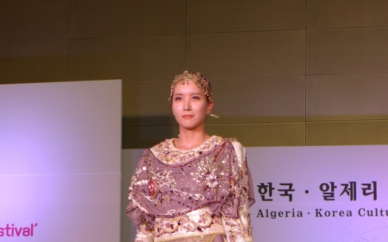 Traditional Algerian fashion enthralls foreign eyes