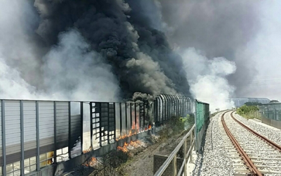 Gyeongbu Expressway blocked for 2 hours amid fire from diesel truck crash