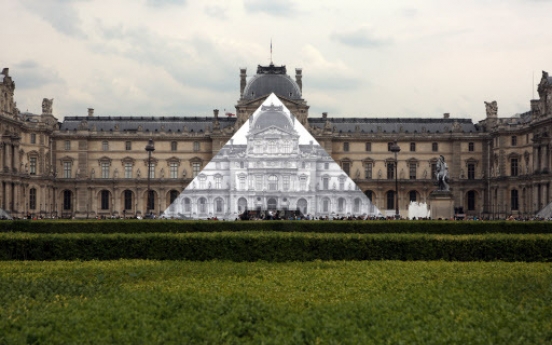 French artist makes Louvre pyramid disappear