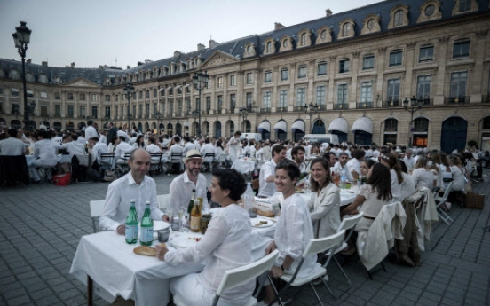 Thousands flock to posh Paris flash mob picnic