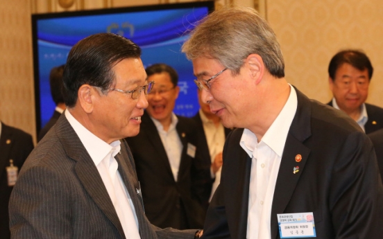 [Photo News] Tycoon and top regulator