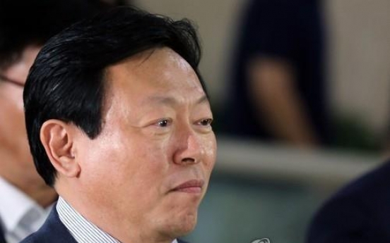 Lotte Group chief vows to cooperate with prosecutor probe