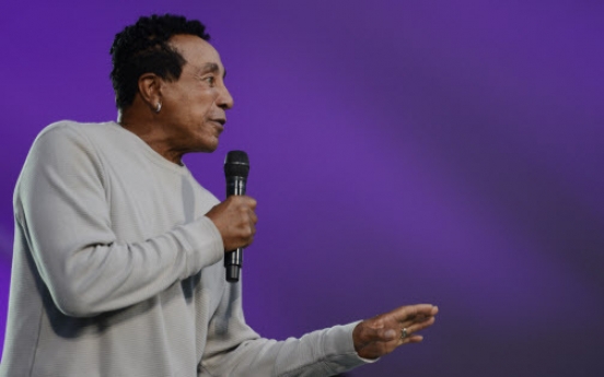 Smokey Robinson honored with national pop music prize