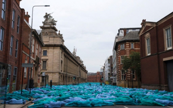 Thousands strip and paint themselves blue for U.K. art event