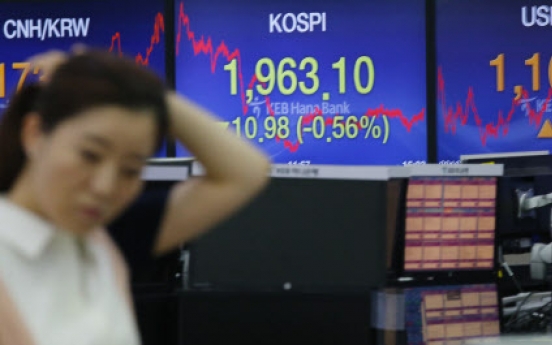 Korean stocks down on institutional selling, political risks