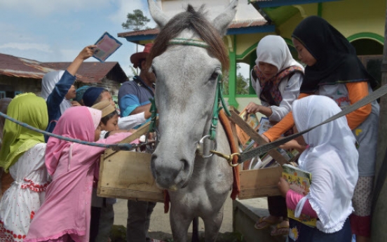 Horseback library serves Indonesia's remote readers