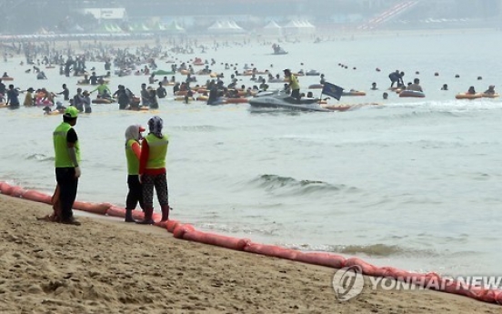 Floating oil on Busan beach delays public access