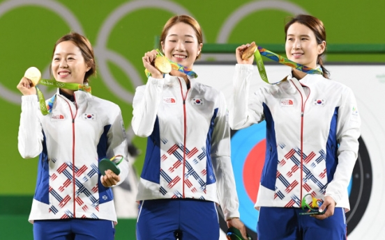 Park congratulates South Korean women’s archery team on winning gold medal