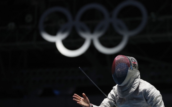 Defending Olympic fencing champ upset in 3rd round