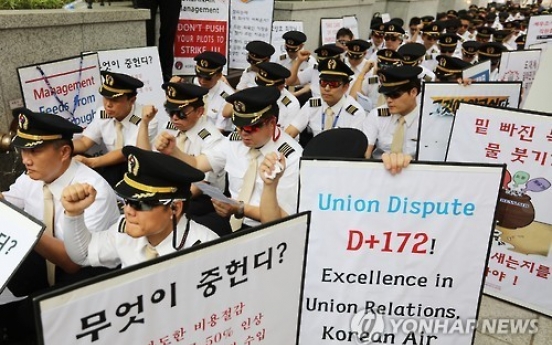 Unionized pilots of Korean Air urge tax probe into management