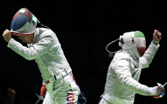 Reigning fencing gold medalist knocked out early in Rio