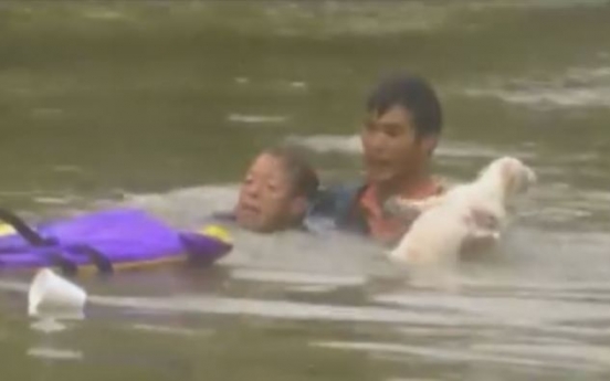 (영상) 물에 잠긴 차에서 여성, 개 구조해 낸 男, 대단!