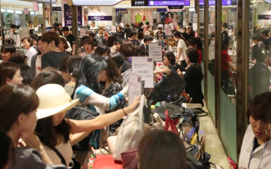 [Photo News] Shoppers flock to department store to avoid heat