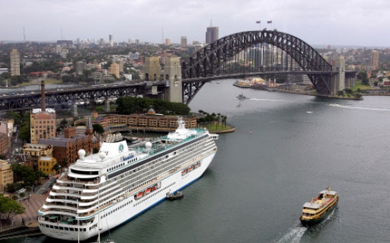 Giant cruise ship heads to Arctic on pioneering journey