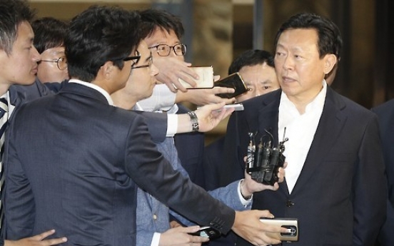 Prosecution remains undecided on detaining Lotte chief