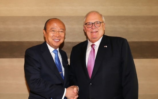 Hanwha chairman meets former Heritage Foundation chief