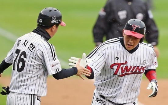 LG defeats Nexen in baseball postseason, sits one win from next round