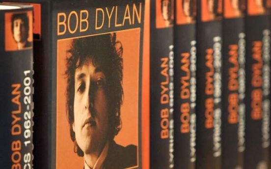 Nobel academy member calls Bob Dylan's silence 'arrogant'