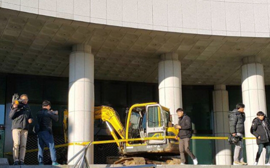 Excavator rams into prosecutors' office, injures security officer