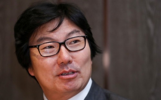 Korea-born French deputy minister says Clinton should win