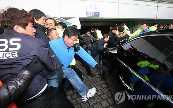 Top court confirms dismissal of ex-KBS chief over ferry disaster reports