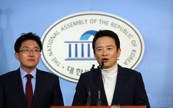 Two members quit Saenuri amid scandal