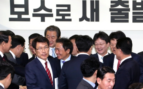 Saenuri party splits as anti-Park lawmakers leave