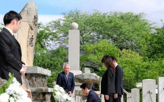 Japan's Abe visits Pearl Harbor without issuing new apology