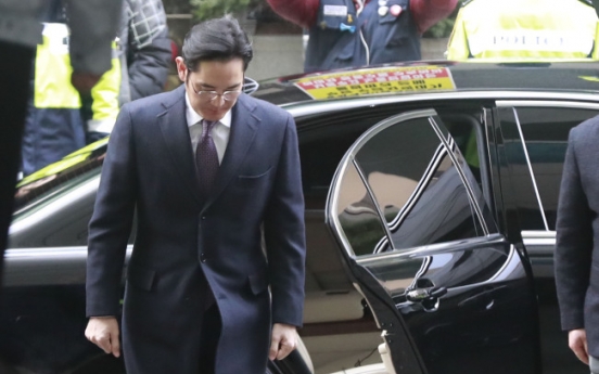 Lee Jae-yong attends warrant hearing