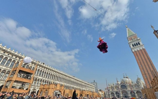 ‘Flight of the angel’ rings in Venice Carnival