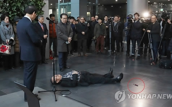 Man stabs himself in front of Seoul mayor during his speech