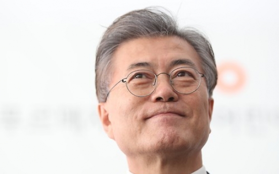 Moon continues to dominate opinion poll