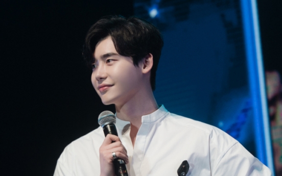 Lee Jong-suk meets Thai fans, wraps up Asia tour