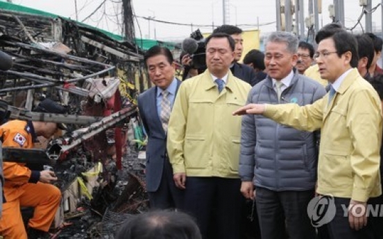 Hwang visits fire-ravaged fish market in Incheon