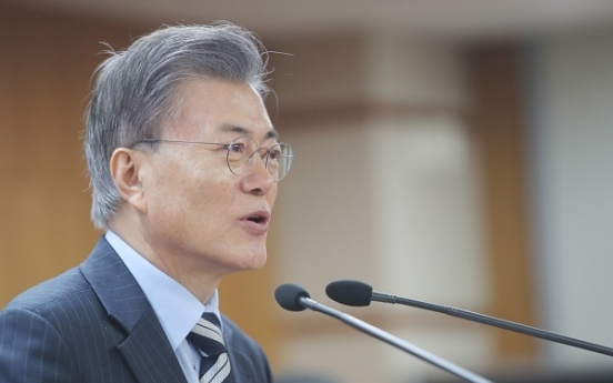 Moon leads presidential poll for 12 weeks despite slip