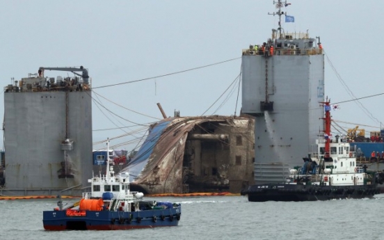 Sewol set to be loaded on transport vessel